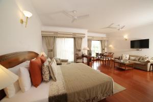 阿格拉捷波宫殿酒店的一间卧室设有一张床和一间客厅。