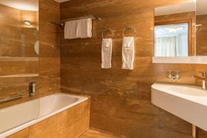 阿彭策尔罗德阿酒店的带浴缸和盥洗盆的浴室