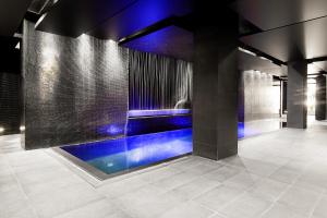 罗兹M酒店的蓝色灯光的房间的游泳池