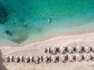 萨鲁Mykonos Blu, Grecotel Boutique Resort的海滩空中景色,沙滩上写着“ ⁇ ”字