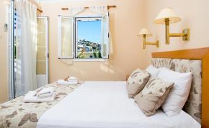 瓦里Syros Atlantis的一间卧室设有一张床和一个窗口
