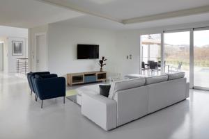 圣塞瓦斯蒂安Villa Enea by FeelFree Rentals的白色的客厅配有白色的沙发和椅子