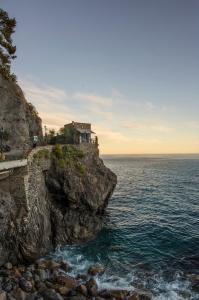 蒙特罗索阿尔马雷德尔多甘尼耶度假屋的海边悬崖上的房屋