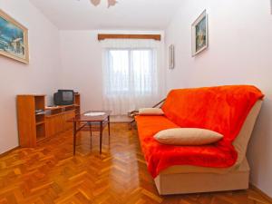 班约勒Apartments Dvorine 1210的客厅配有红色的沙发和桌子