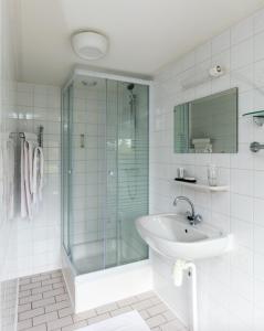 Anderen德和勃艮万安得润酒店的一间带玻璃淋浴和水槽的浴室