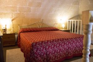 拉泰尔扎La Ferula的一间卧室配有一张红色床罩的床