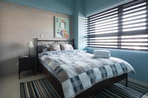 新店LiveGRACE Apartment Xindian的一间卧室配有一张床和一个带百叶窗的窗户