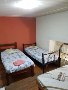 里约热内卢卡波弗尼斯特拉酒店的一间卧室设有两张床和一个壁炉