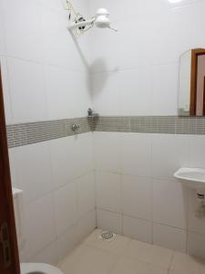 里约热内卢卡波弗尼斯特拉酒店的带淋浴和盥洗盆的浴室
