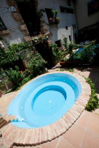 阿罗约弗里奥Casa Rural Capricho del Valle的庭院中间的一个蓝色小泳池