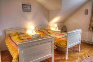 RatkovicaApartman Maryla的一间卧室设有两张床和两个床头柜