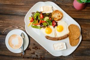阿斯塔纳斯奎尔酒店的包括鸡蛋和沙拉的早餐食品
