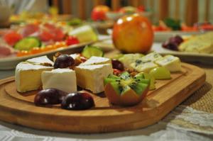 克拉普科维采塞克维梅恩酒店的桌上的一盘奶酪和水果