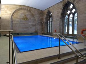 奥古斯都堡高地俱乐部修道院花园公寓的大楼内一个蓝色的大型游泳池