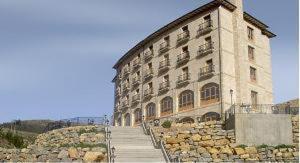 圣莱奥纳尔多德阿格曼里克拉拉酒店的一座大型建筑,设有通往该建筑的楼梯