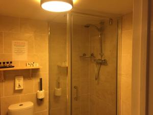 沃辛Findon Rest Ltd的浴室里设有玻璃门淋浴