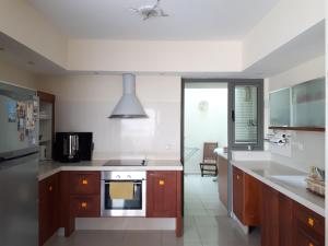 阿什杜德Exodus Marina Cottage Apartment Ashdod的厨房配有白色的柜台和炉灶烤箱。
