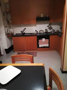 波坦察Notti di luna的厨房配有桌子和炉灶。 顶部烤箱