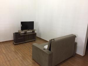 皮帕Residencial Sibaúma的带沙发和平面电视的客厅