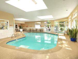 盐湖城水晶套房酒店–盐湖城的酒店大堂的大型游泳池