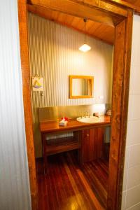 1770镇1770海滩公寓式酒店的一间带水槽和镜子的浴室