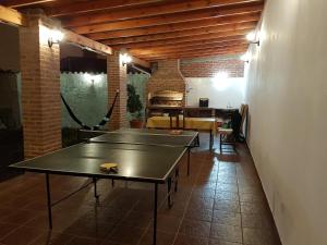 萨尔塔Accueillant Salta的一间房间,里面设有两张乒乓球桌