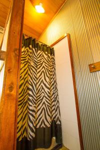 1770镇1770海滩公寓式酒店的客房内的浴室设有斑马淋浴帘