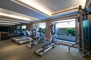 台北台北美仑大饭店的一间健身房,里面设有一排跑步机和椭圆机