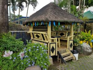卡兰巴江景度假村和会议中心的花园内带长凳的木制凉亭