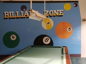卡兰巴江景度假村和会议中心的一张台球桌,在拥有行星的墙上