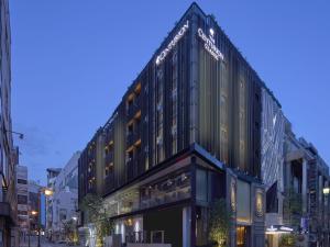 东京赤坂百夫长典雅酒店的城市街道上的一个大型建筑