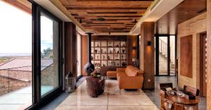 乌奇希萨尔Ariana Sustainable Luxury Lodge - Special Category - Cappadocia的带沙发和大窗户的客厅