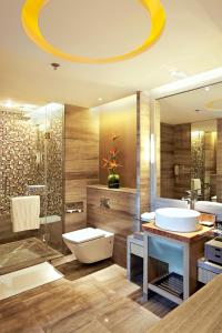 厦门厦门宝龙铂尔曼大酒店（筼筜湖畔&白鹭洲公园）的一间带水槽、卫生间和淋浴的浴室