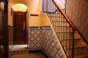 塞维利亚甜蜜的梦酒店的一座带棕色门的建筑中的楼梯