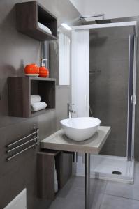 托雷拉皮罗Torre Lapillo GMA Tourism的浴室配有白色水槽和淋浴。