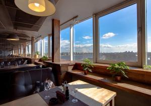 圣彼得堡莫斯科酒店 的餐厅设有大窗户,享有城市美景。
