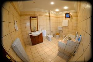 马克里尼撒Traditional Mansion Calliopec-UVC sterilized的浴室配有盥洗盆、卫生间和浴缸。