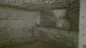 普雷西切Affittacamere Corte Marchese的石墙的壁上贴着水