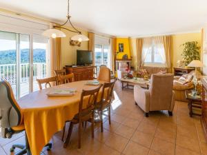 莱斯卡拉Spacious Holiday Home in L Escala with Private Pool的用餐室以及带桌椅的起居室。