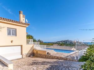 莱斯卡拉Spacious Holiday Home in L Escala with Private Pool的一座带游泳池和房子的别墅