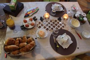 Romery多明尼克鲁洛住宿加早餐旅馆的一张桌子上放着食物和鸡蛋,还有面包