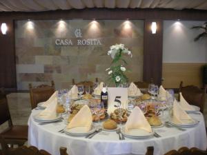 坎巴多斯Hotel - Restaurante Casa Rosita的一张桌子,上面有白色的桌布,上面有食物