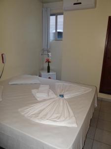 贝伦Hotel Transbrasil的一张白色的床,上面有两个枕头