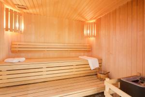 里蒙纽耶夏雷阿多尼斯酒店的一间客房内的带木浴缸的桑拿浴室