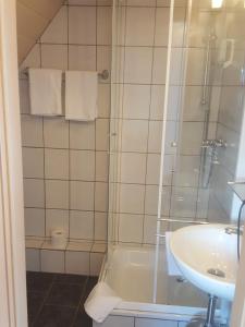 黑尔戈兰岛加尔尼全景酒店的带淋浴和盥洗盆的浴室