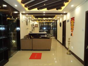 马杜赖Mani's residency的一个带沙发和书桌的办公大厅