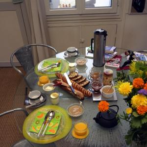 巴黎伊波利特住宿加早餐旅馆的上面有盘子的桌子