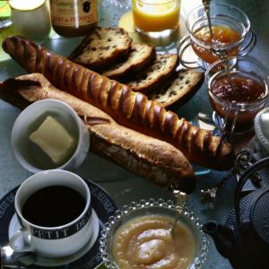 巴黎伊波利特住宿加早餐旅馆的一张桌子,上面放着一盘面包和一杯咖啡