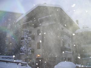 瓦托内切卡米内托酒店的建筑物前的暴雪