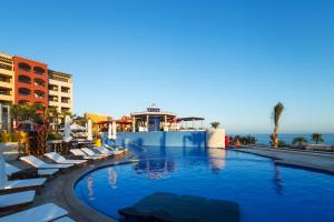 卡波圣卢卡斯El Encanto All Inclusive Resort的一个带躺椅的游泳池和海洋
